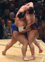 Kaio wins after opening-day loss in sumo tourney